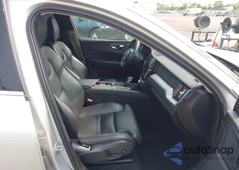 2019 Volvo Xc60 T5 Momentum z USA, uszkodzony, nr VIN LYV102RK3KB330502